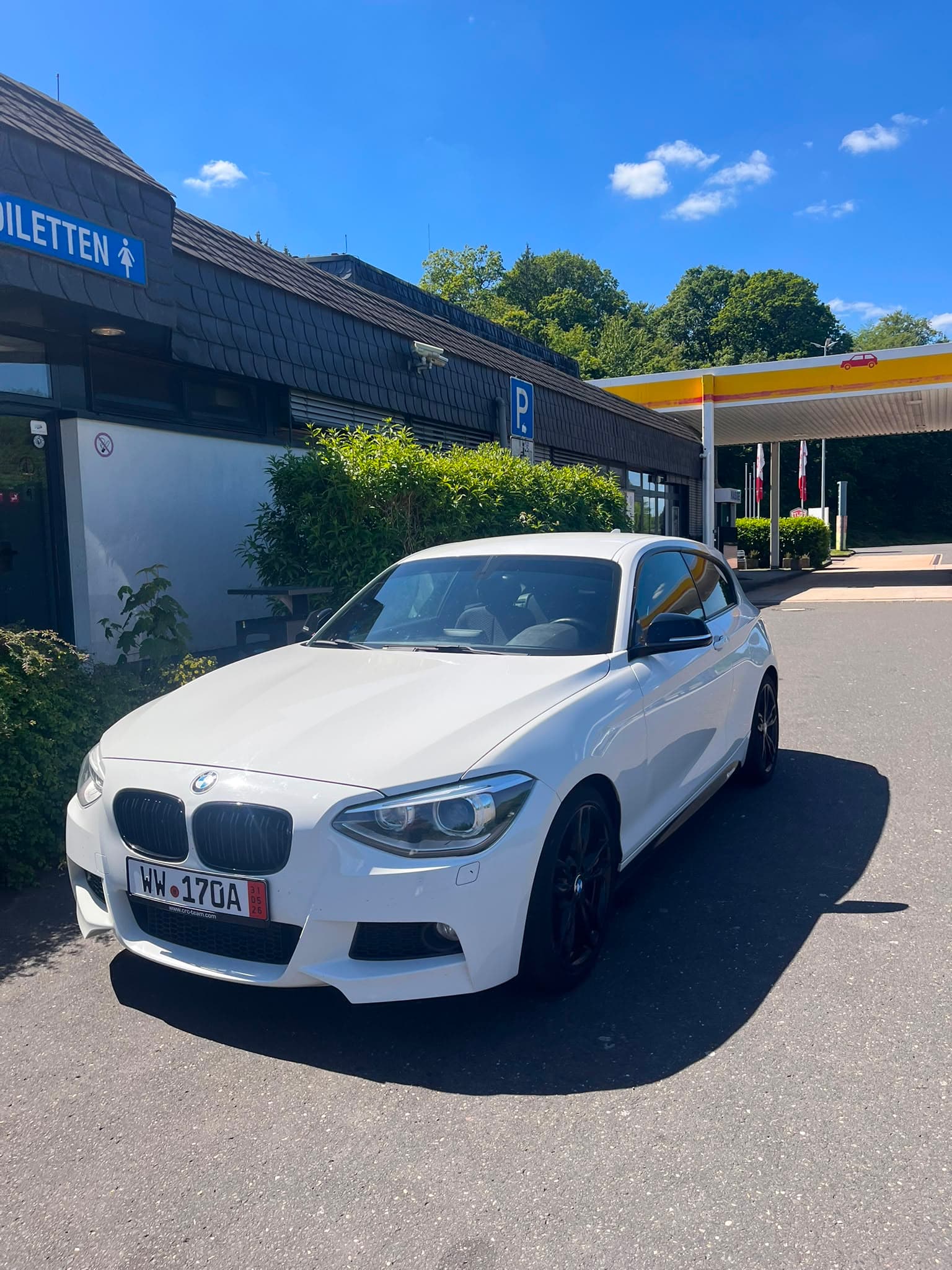 En Alemania, recién comprado. La matrícula roja es la placa de exportación, la que permite traerlo por carretera.